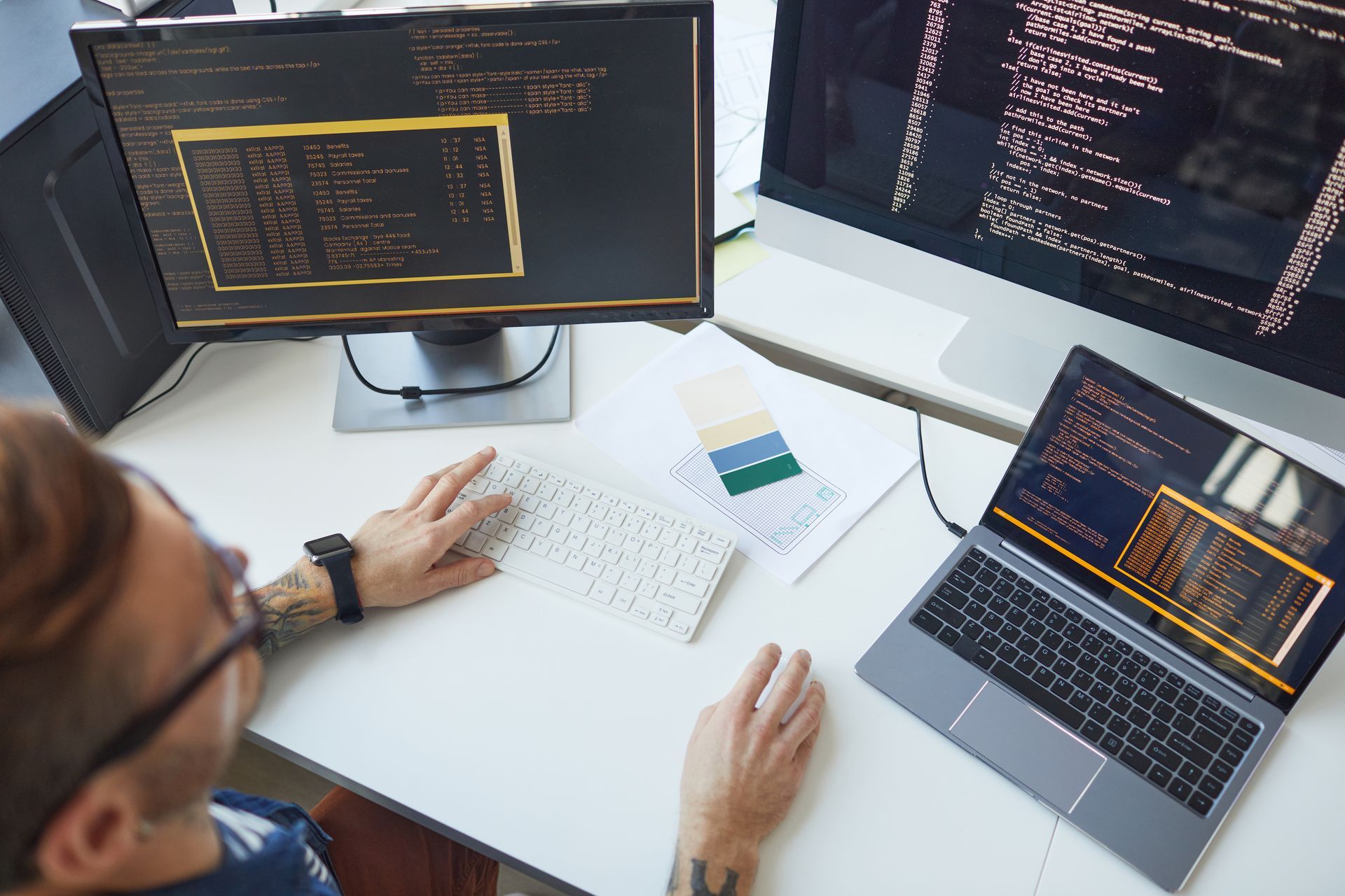 Informaticien devant des écrans