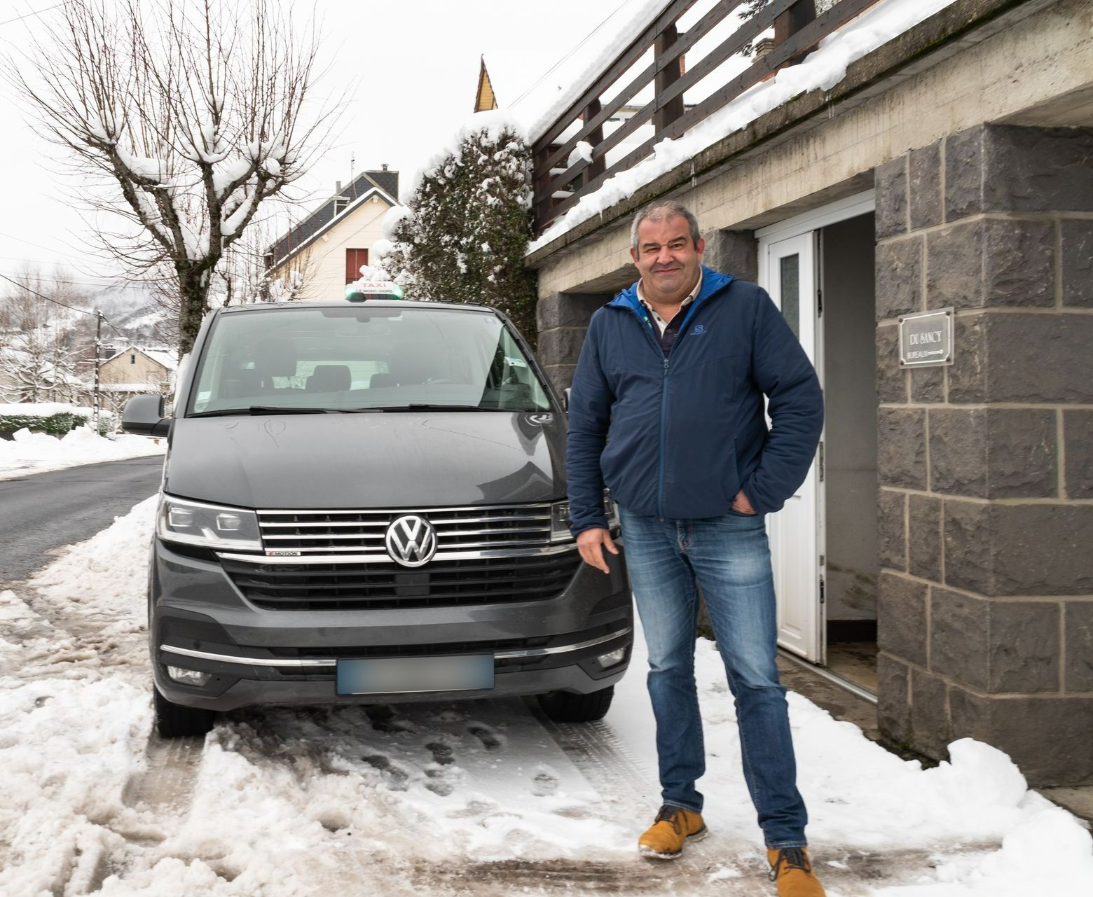 Portrait de Monsieur Heblin devant son taxi