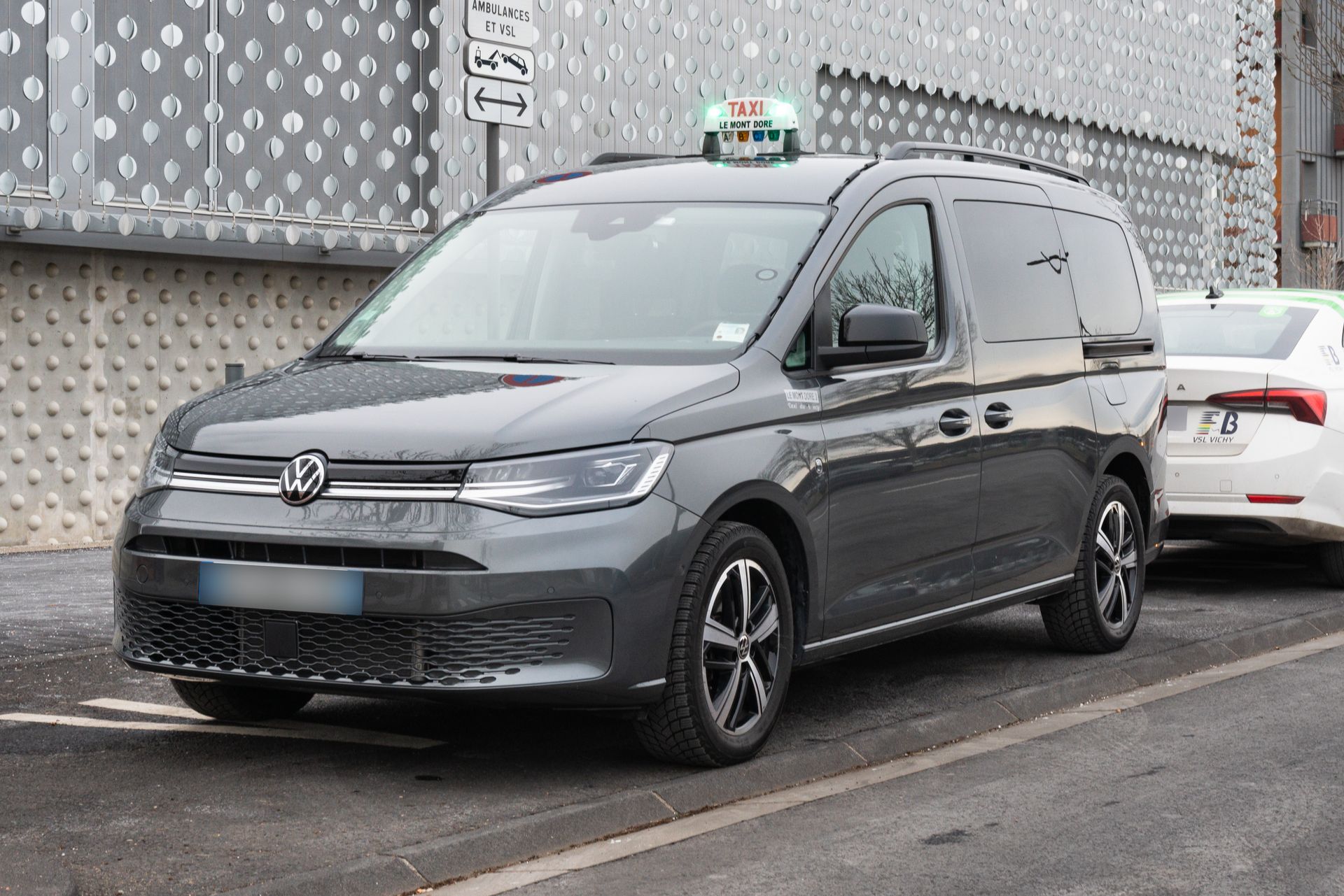 La taxi anthracite Volkswagen de Taxi du Sancy