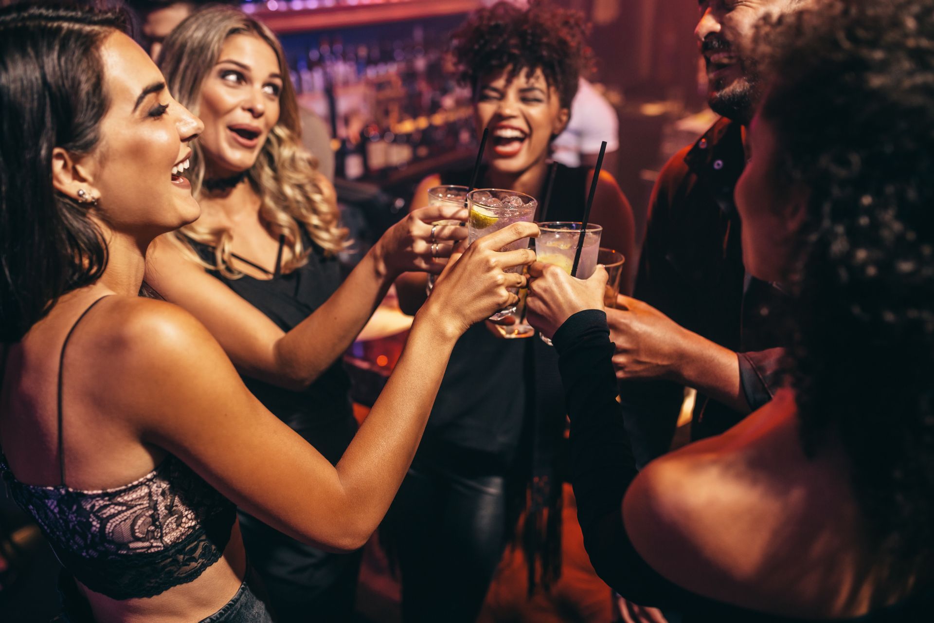 Un groupe de jeunes femmes fait la fête avec de l'alcool