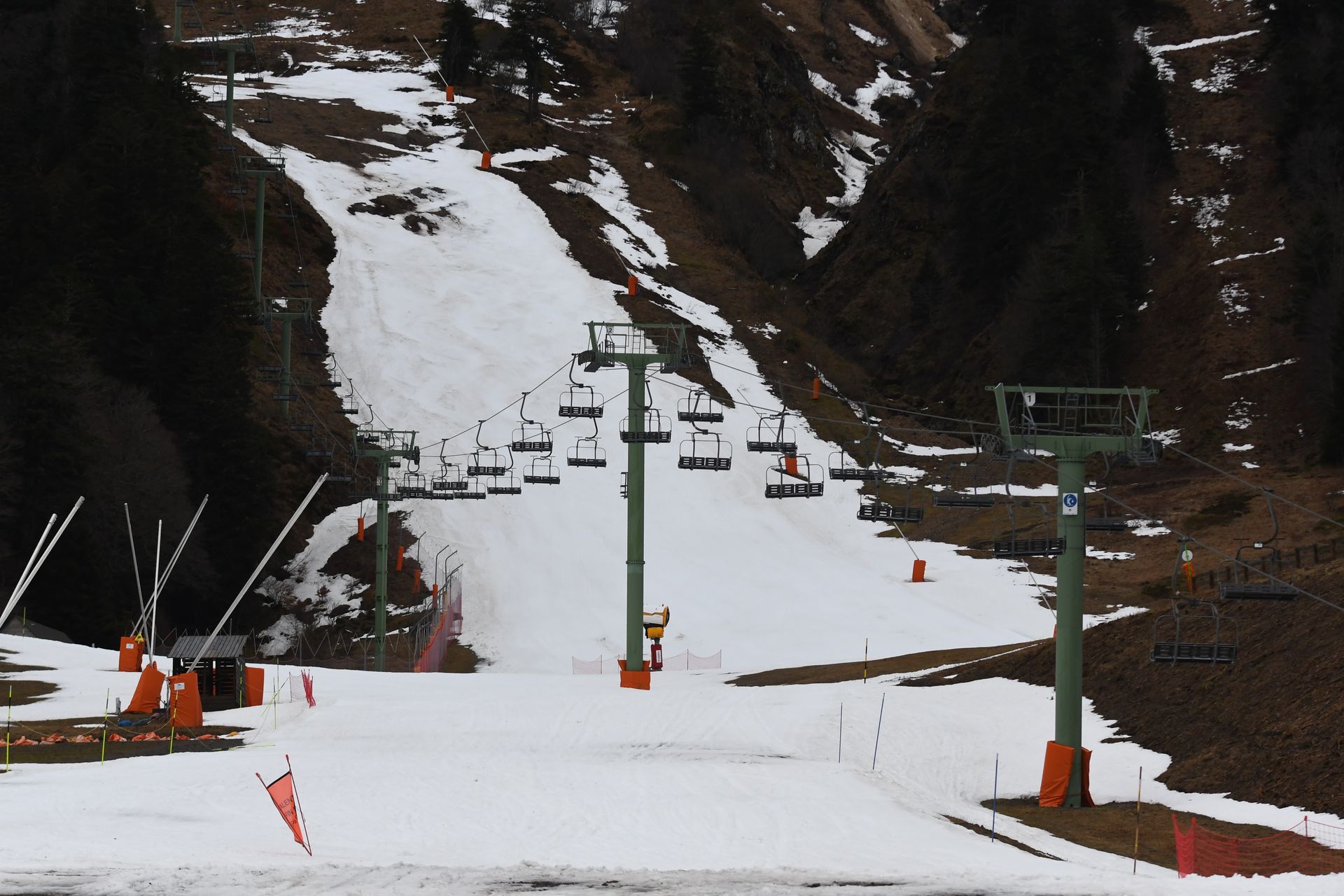 Une station de ski eneigée