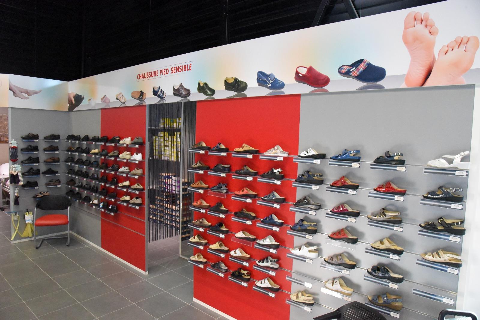 Photo de présentoir de nos chaussures orthopédiques