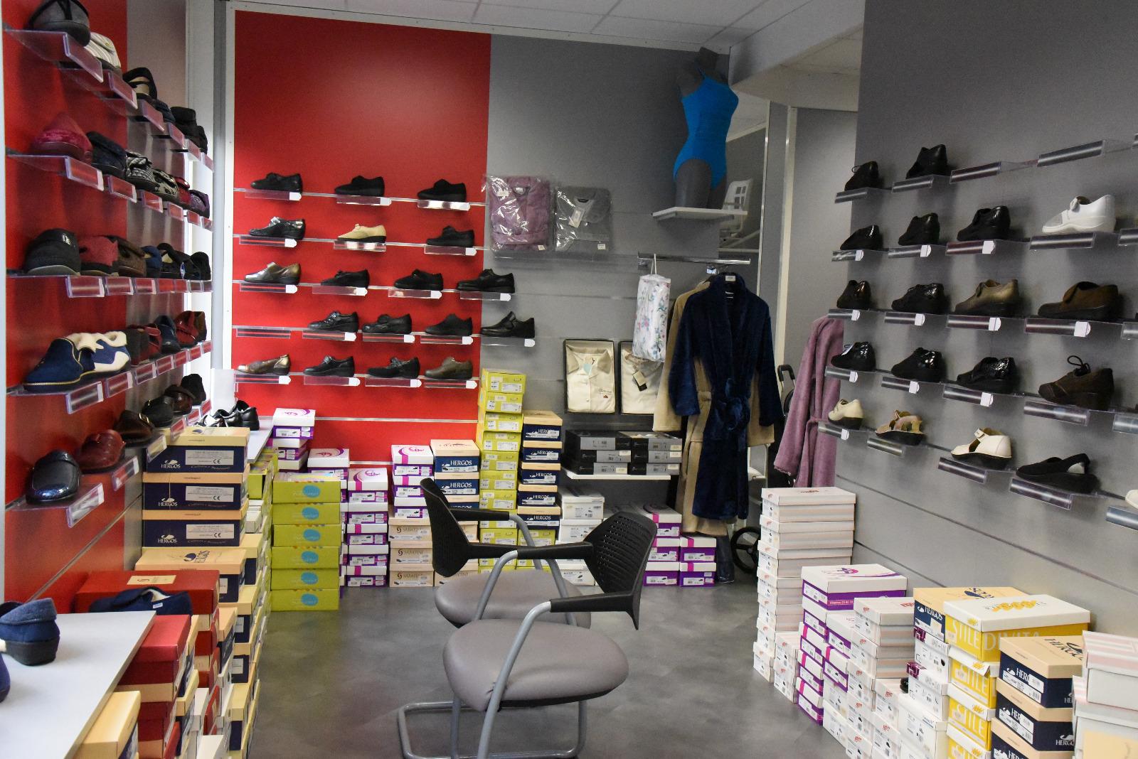 Photo de présentoir de chaussures de confort