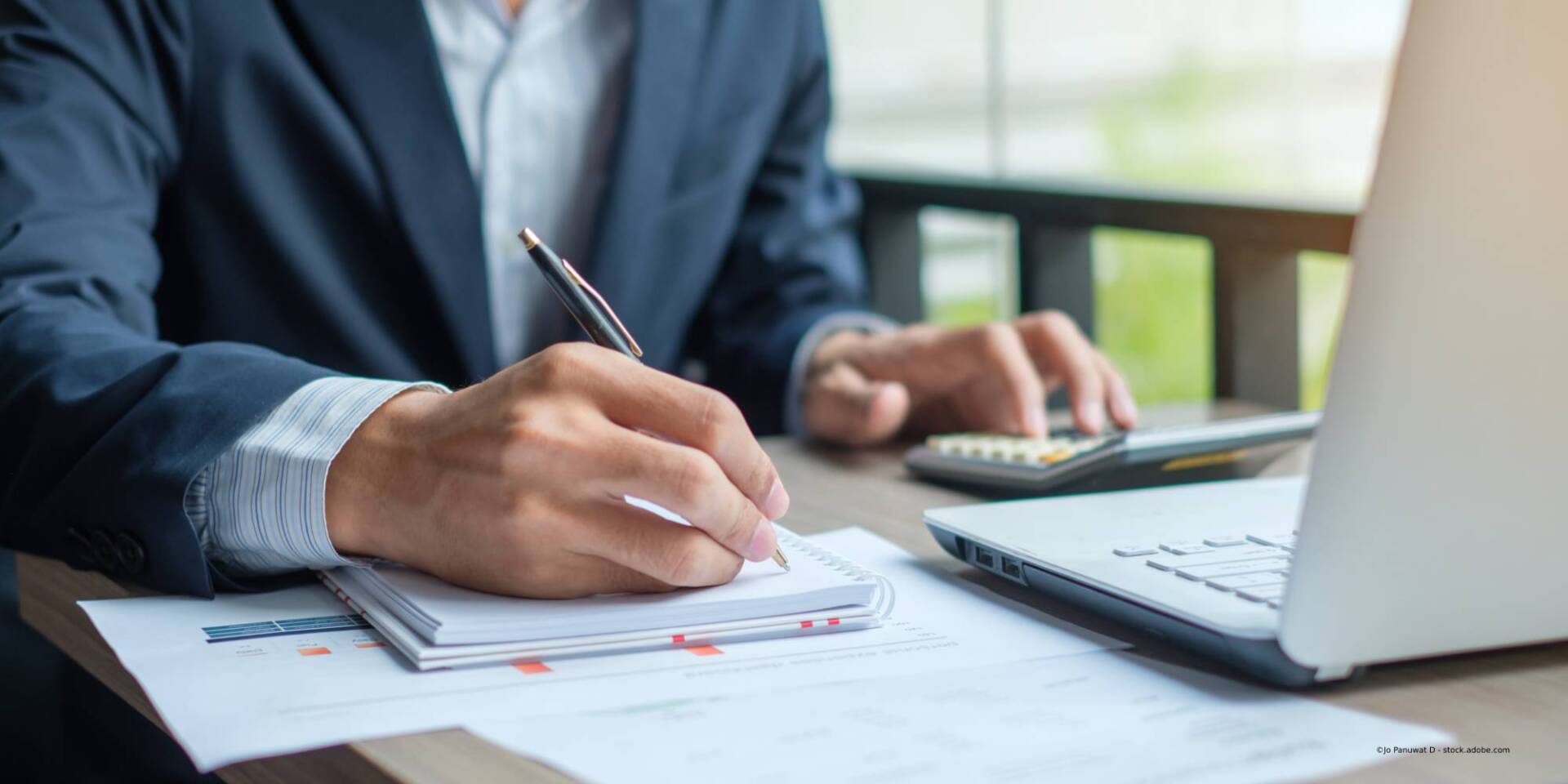 Bayer & Partner Treuhand Steuerberatungsgesellschaft mbH – Person schreibt etwas auf