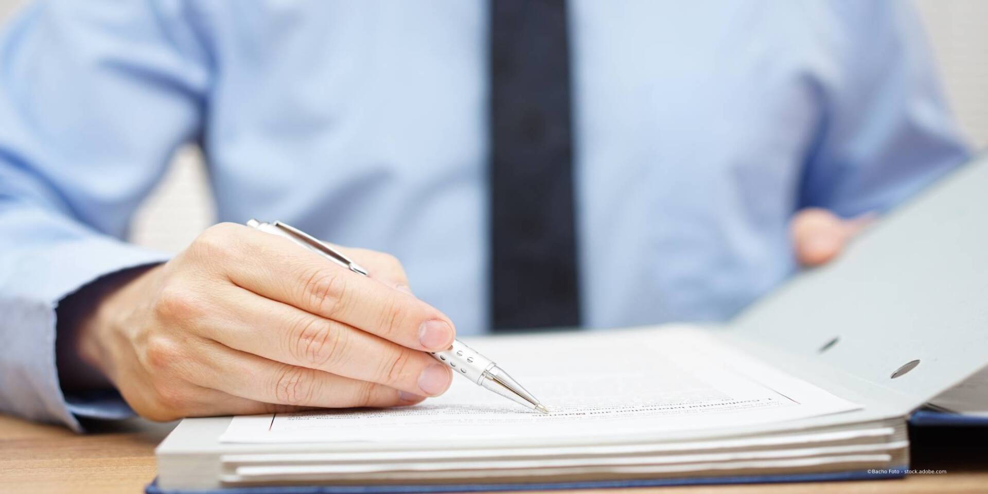 Bayer & Partner Treuhand Steuerberatungsgesellschaft mbH – Person schreibt etwas auf
