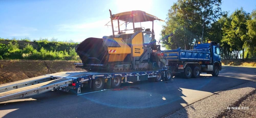 Fahrzeug für Tiefladertransporte von Reiko Heidenreich