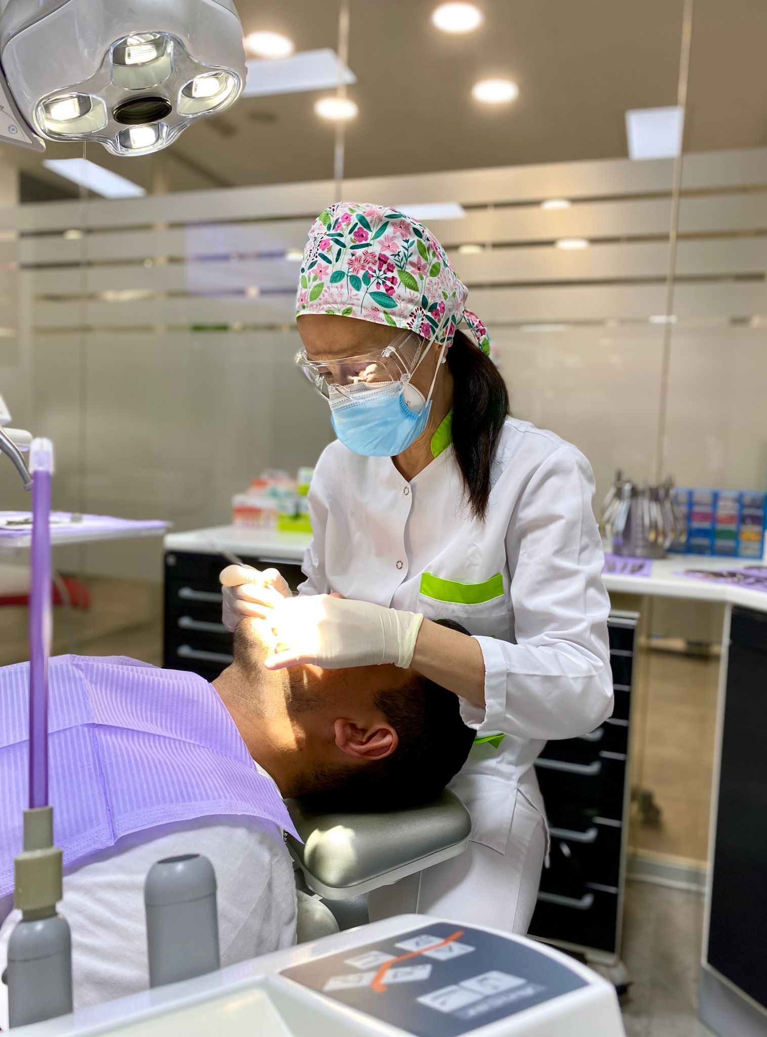 Una mujer se está blanqueando los dientes con un dentista.