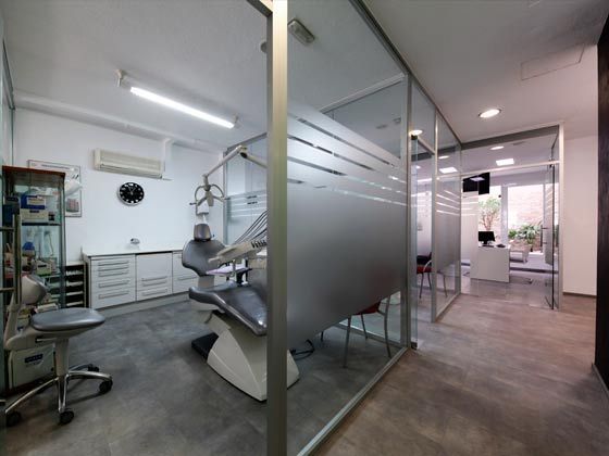 Un consultorio dental con un sillón dental en su interior.