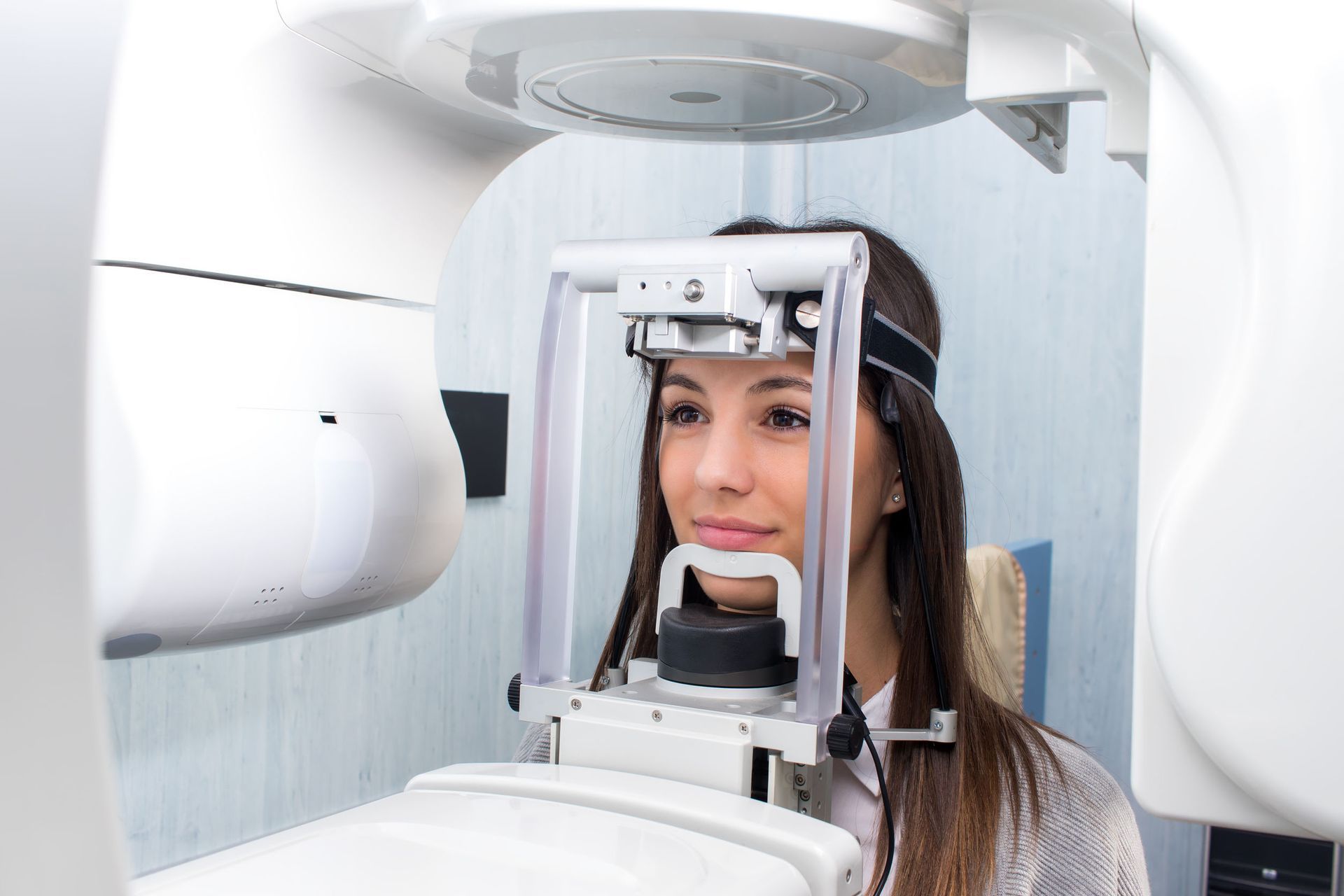 Una mujer se está haciendo una radiografía de sus dientes en un consultorio dental.