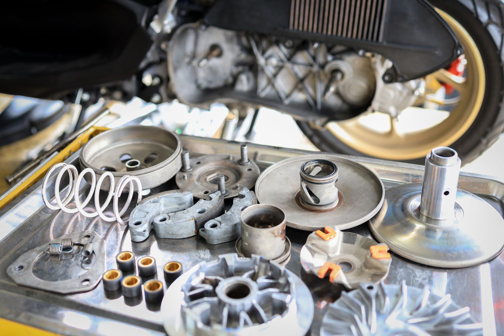 Enseigne bleue BOSS PIECES AUTO avec coordonnées, vente de pièces automobiles pour mécaniciens et carrossiers.