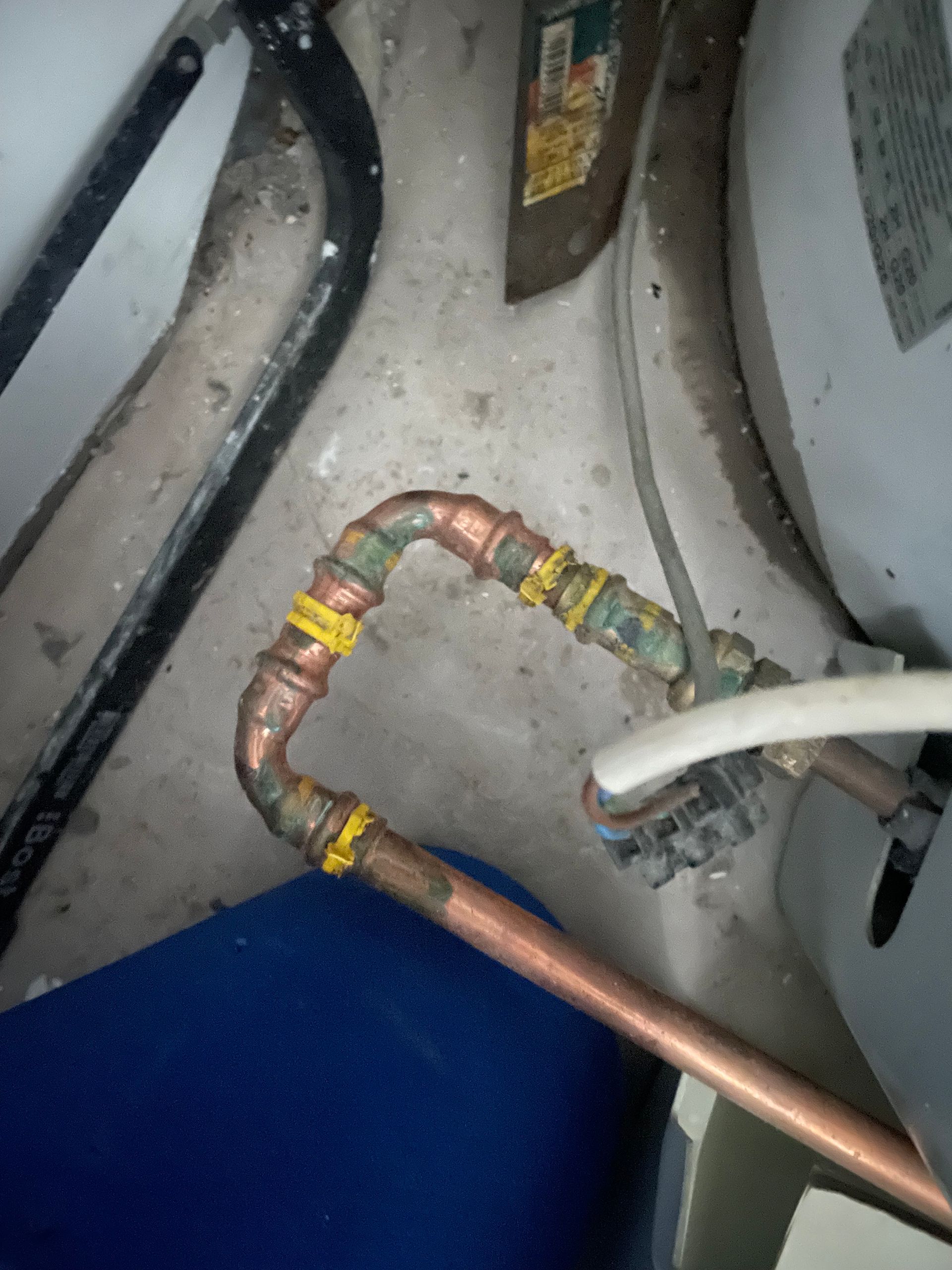 Fuite sous ballon électrique à Paris 11 -installation avec cuivre à sertir-Artisans Bernard et Sylvestre Plombier Paris 11