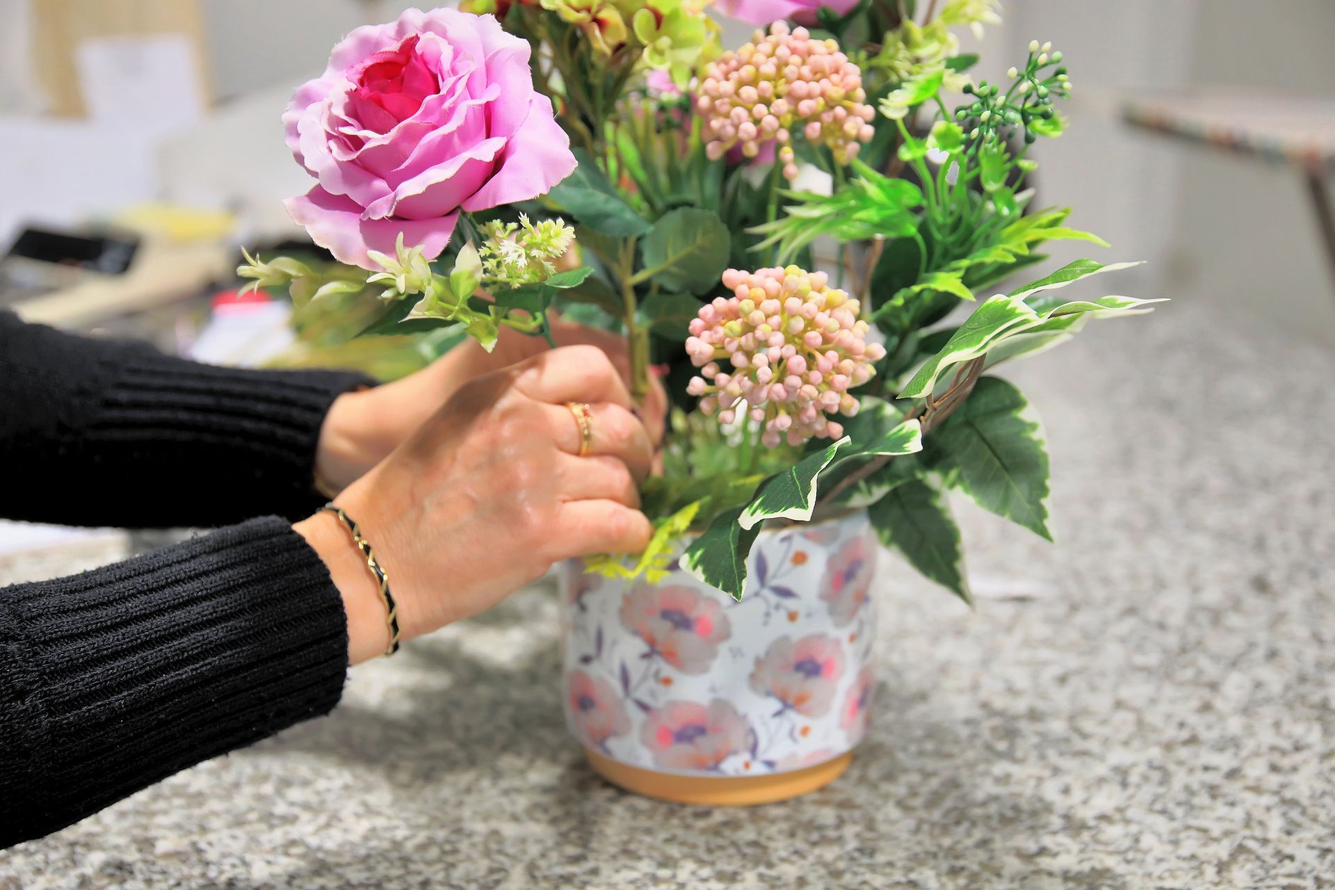 2 cierges et entre les deux un Christ sur sa croix placé en haut d'un bâton, le tout devant un rideau bleu foncé