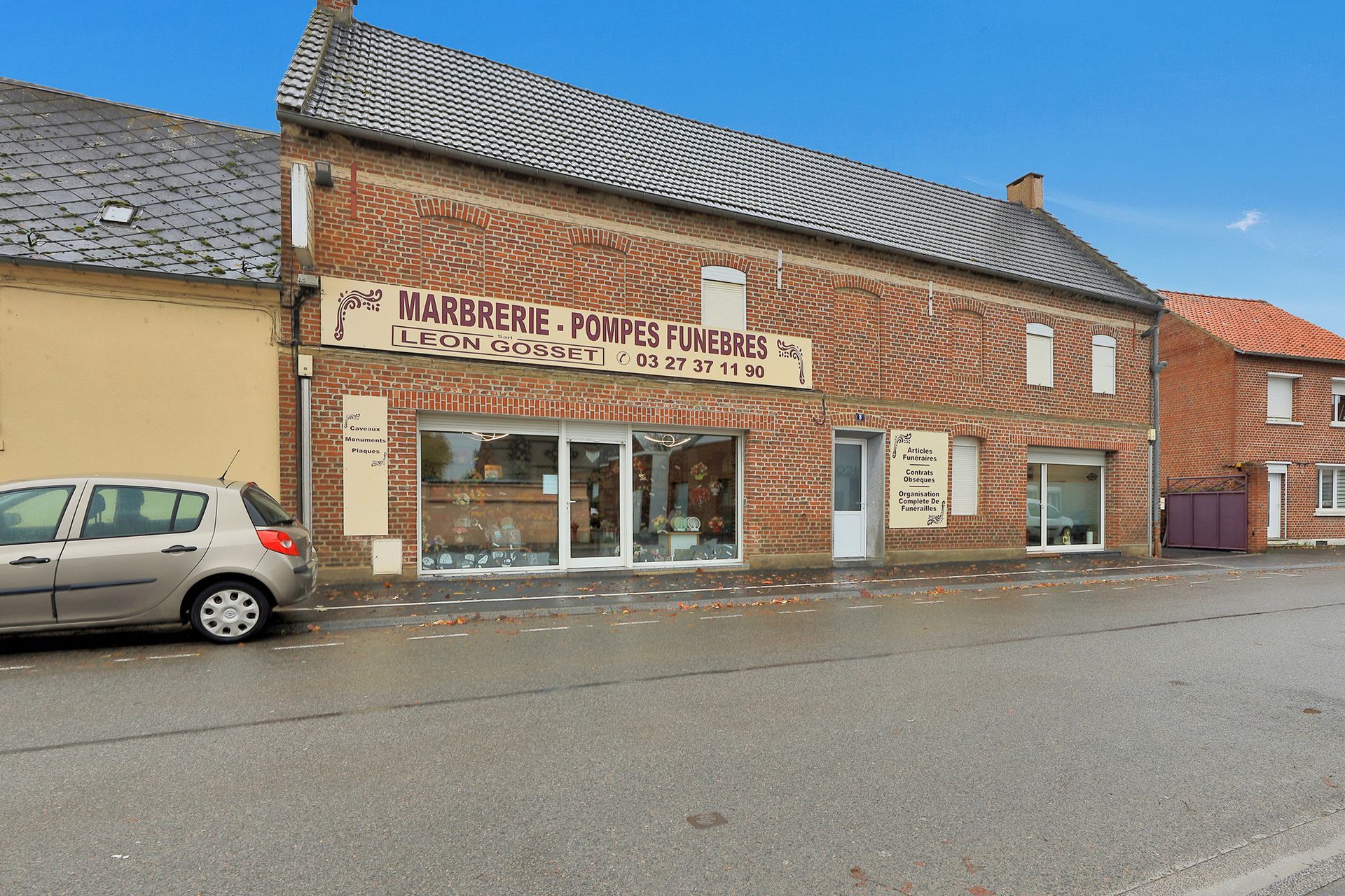 Dame âgée qui prend en main une urne funéraire