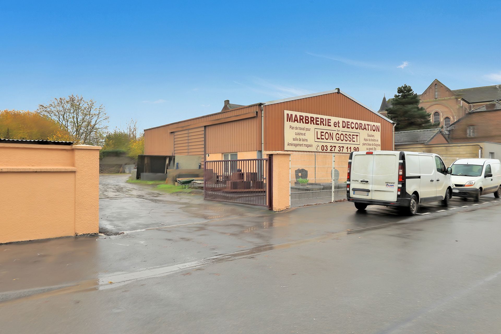 Plan rapproché d'une employée des pompes funèbres qui tient la main d'une autre femme