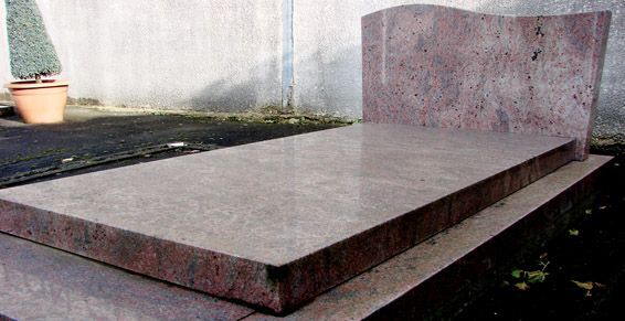 Tombe et pierre tombale neuves en marbre