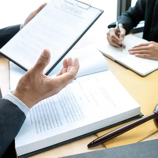 Un hombre sostiene un portapapeles con la palabra contrato escrita en él.