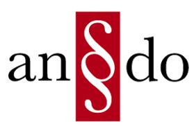 Ein rot-weißes Logo mit der Aufschrift „an & do“