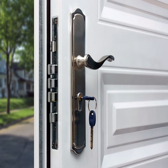 Porte d'entrée blindée avec clef sur la cerrure