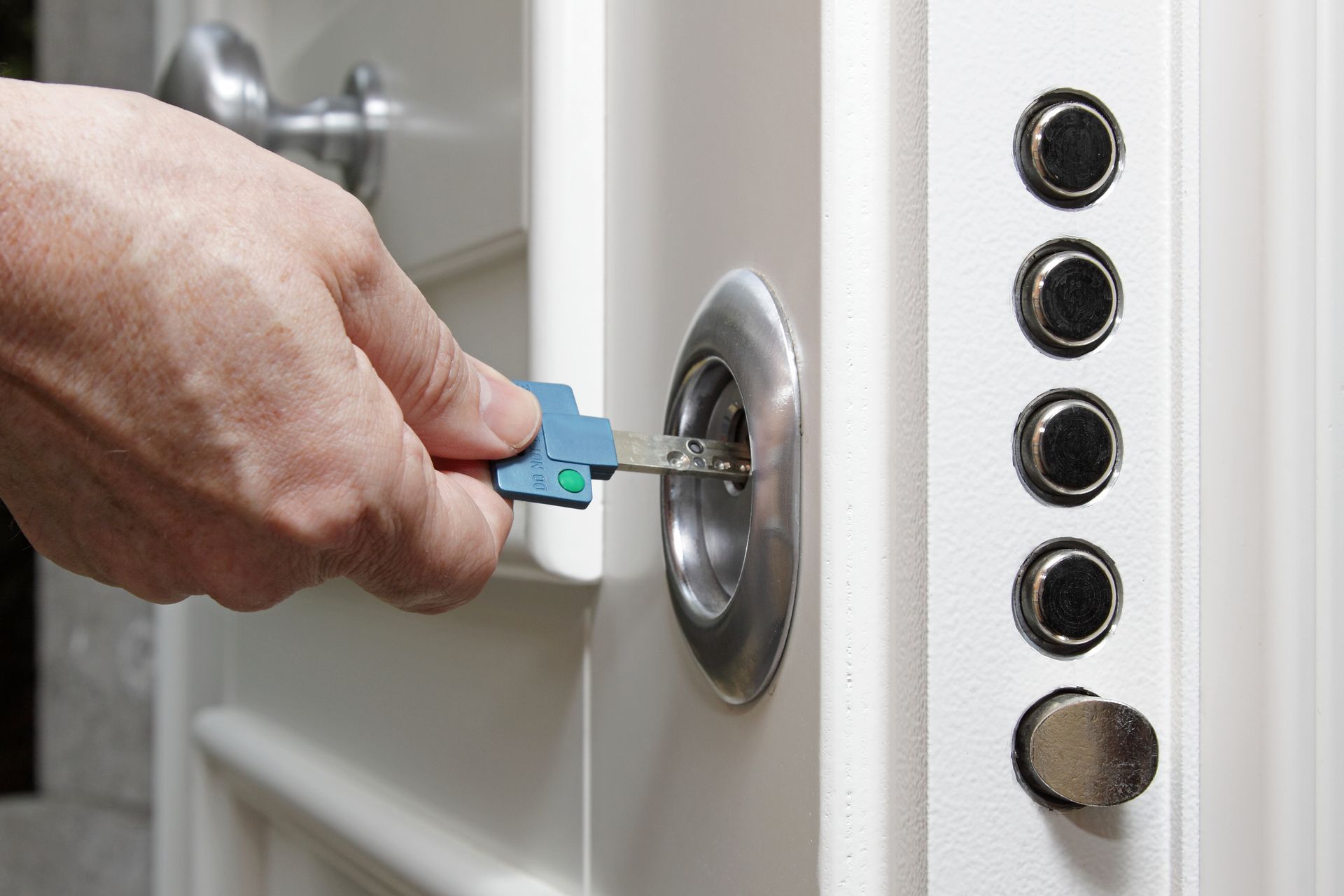 Insertio d'une clé dans une serrure de porte blindée