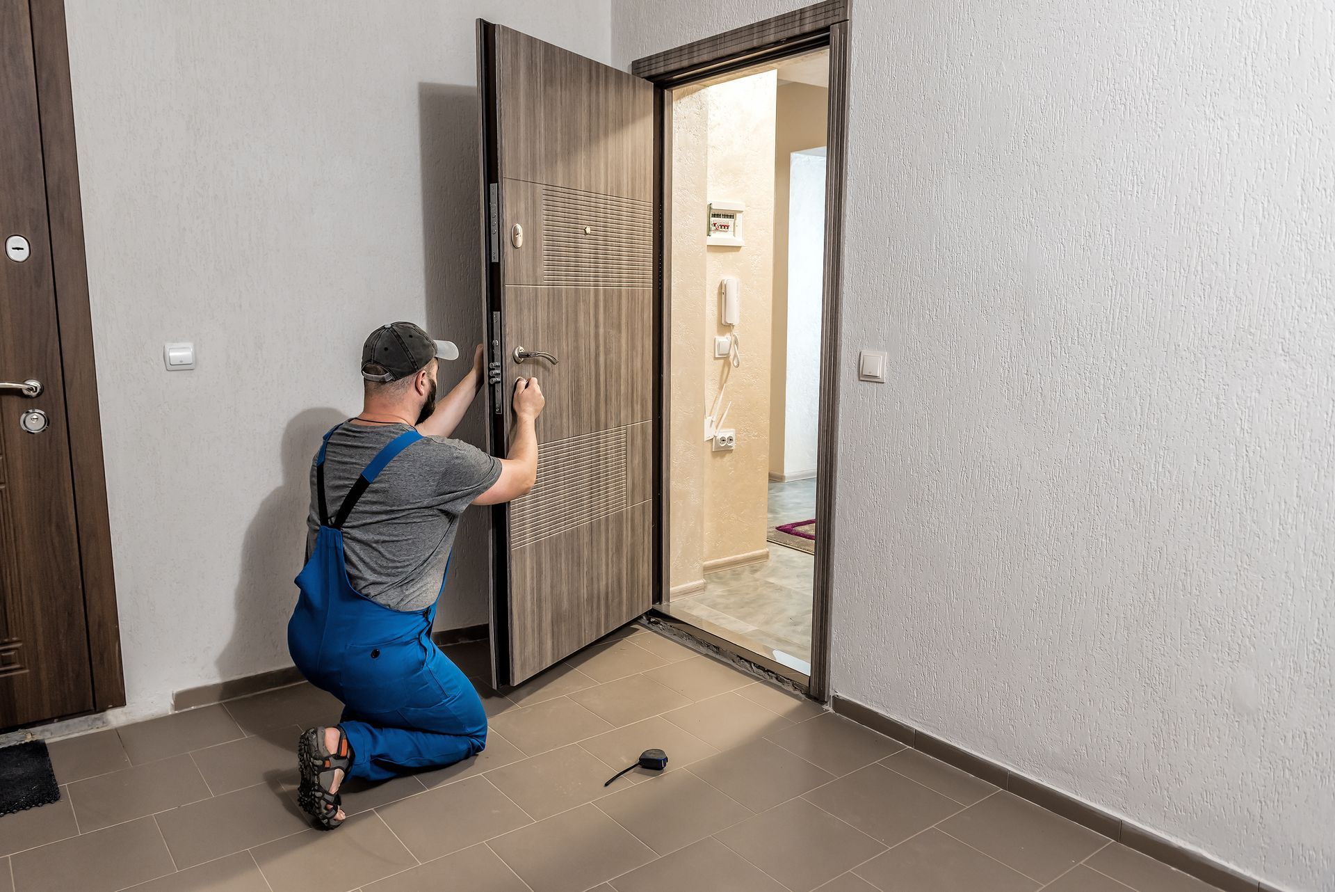 Maintenance sur une porte d'entrée blindée d'un appartement