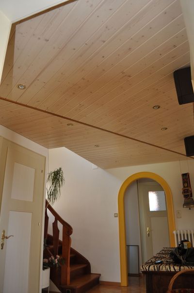 Intérieur en bois avec poutres apparentes.