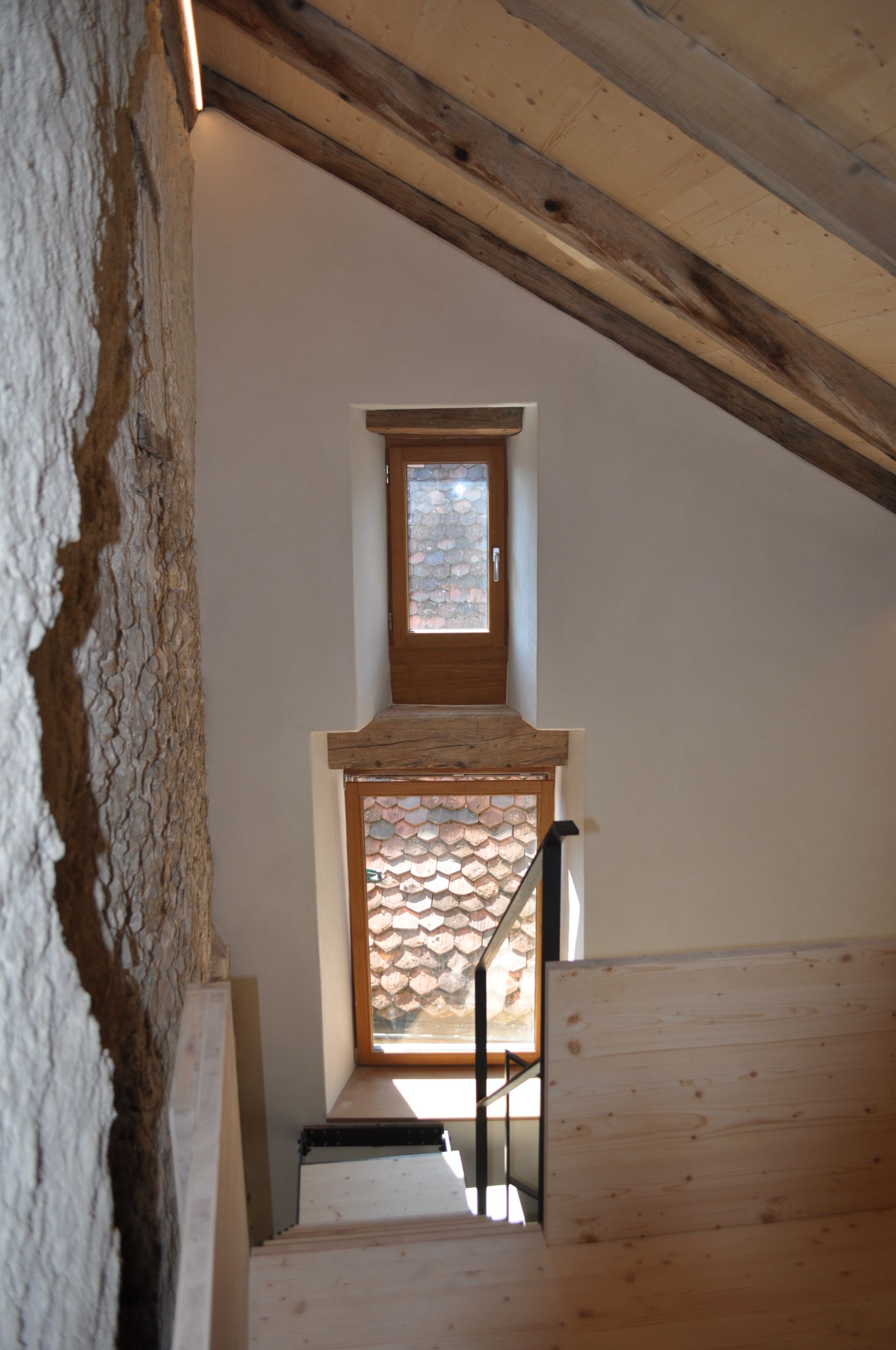 Vue intérieure d'un escalier avec une fenêtre.
