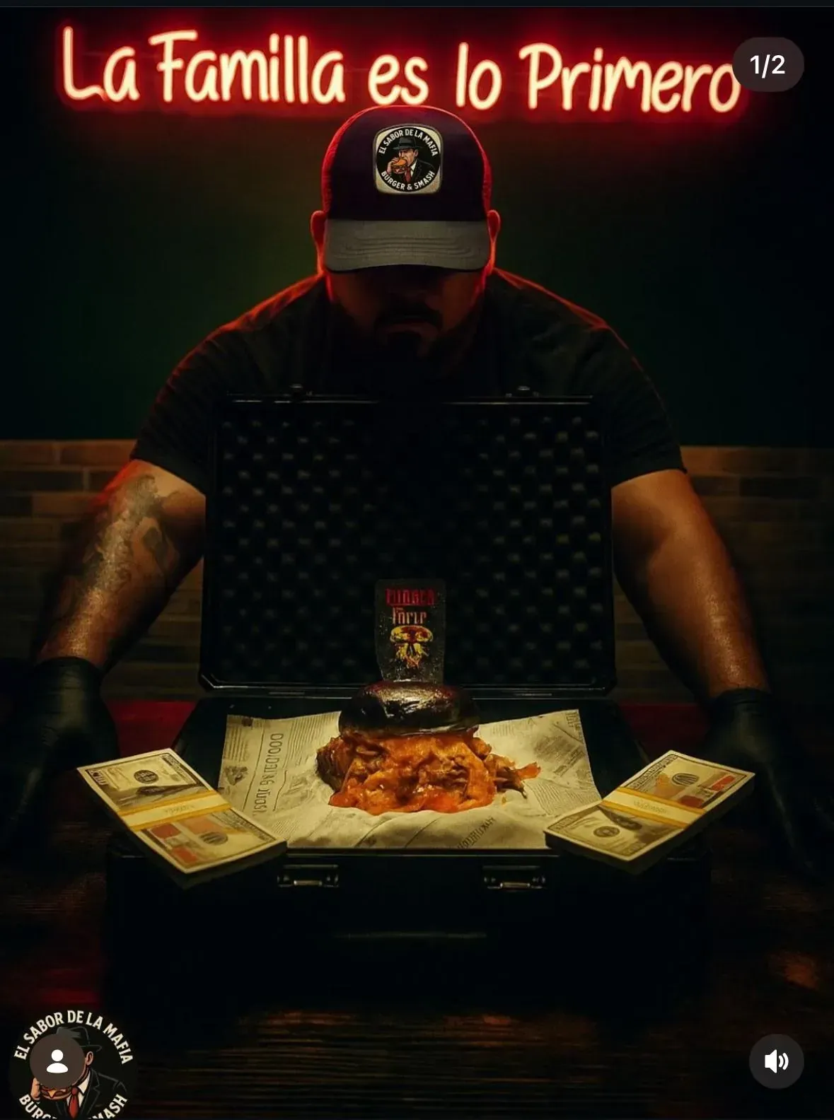 Hombre sosteniendo una caja abierta con comida y dinero; un cartel de neón dice