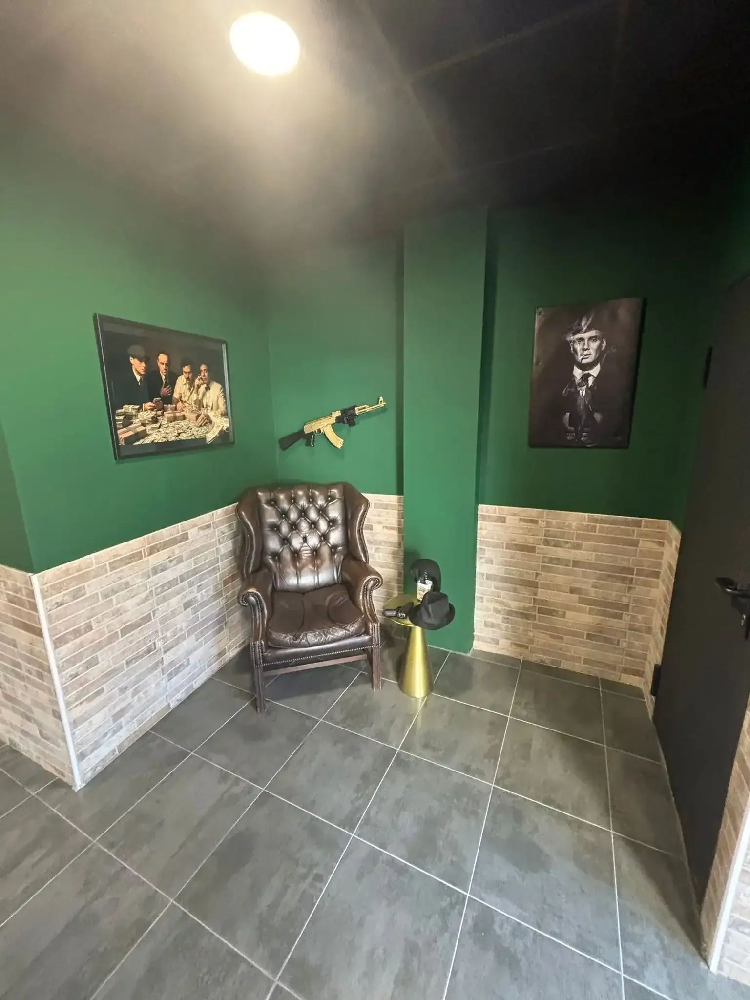 Interior de restaurante con cabinas rojas, detalles dorados y piso de mármol.