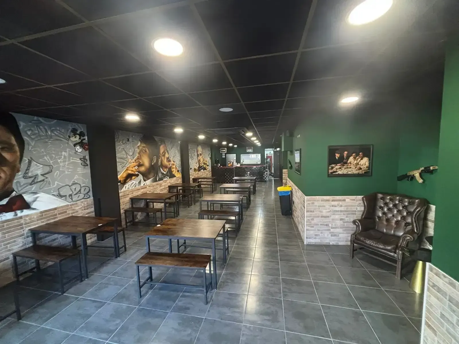 Mesa de barbacoa coreana con ventilación de acero inoxidable, botellas de alcohol y condimentos.