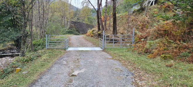 Clôture métallique pour réguler entrées et sorties