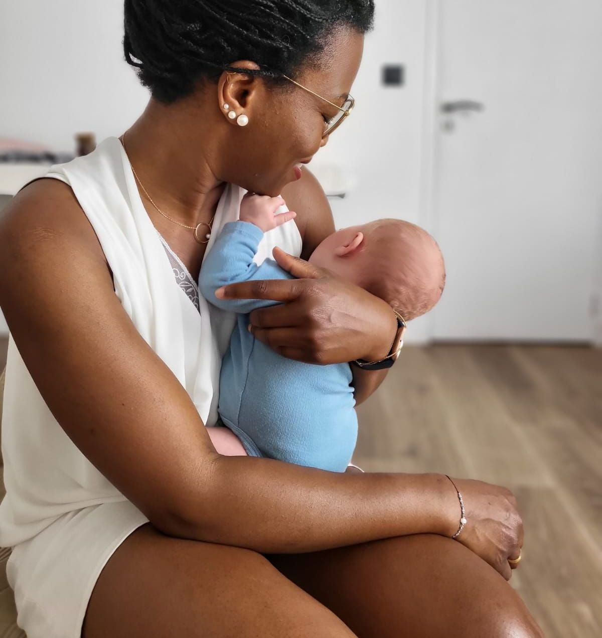 Sage femme avec bébé