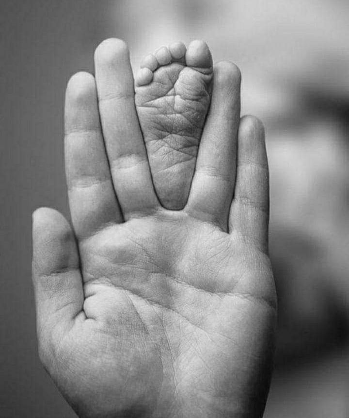 Pied enfant avec main de la mère