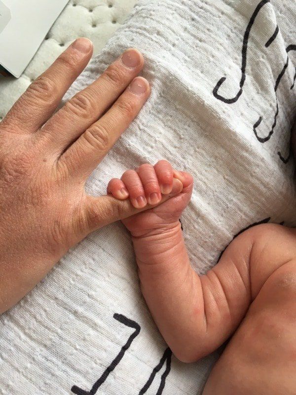 Mains du bébé et de la maman