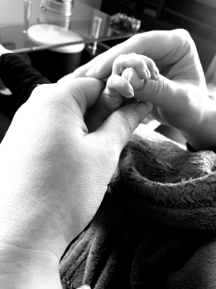 Mains maman et bébé