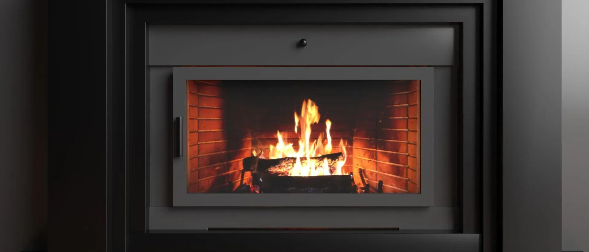 Poêle à bois moderne avec flammes visibles derrière une vitre, créant une ambiance chaleureuse et cosy.
