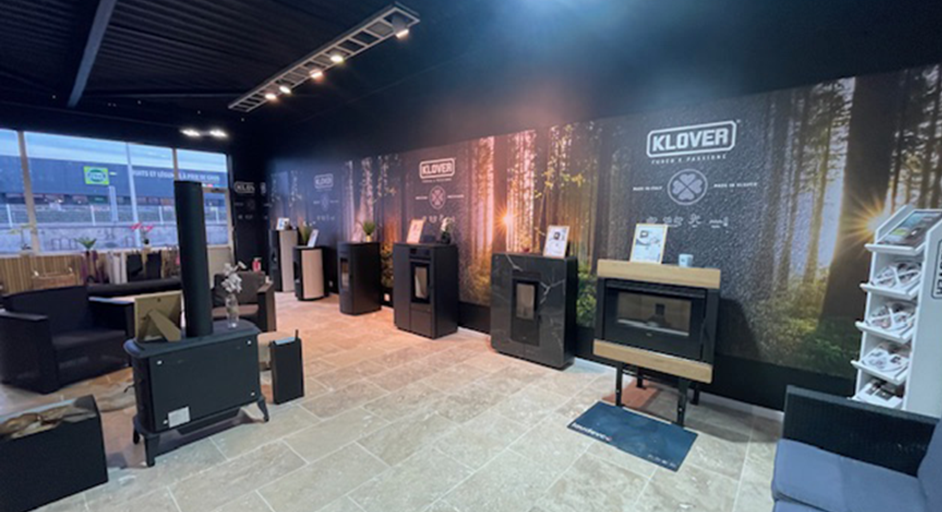 Photo du showroom de poêles et cheminées modernes avec plusieurs modèles exposés dans un espace intérieur design.