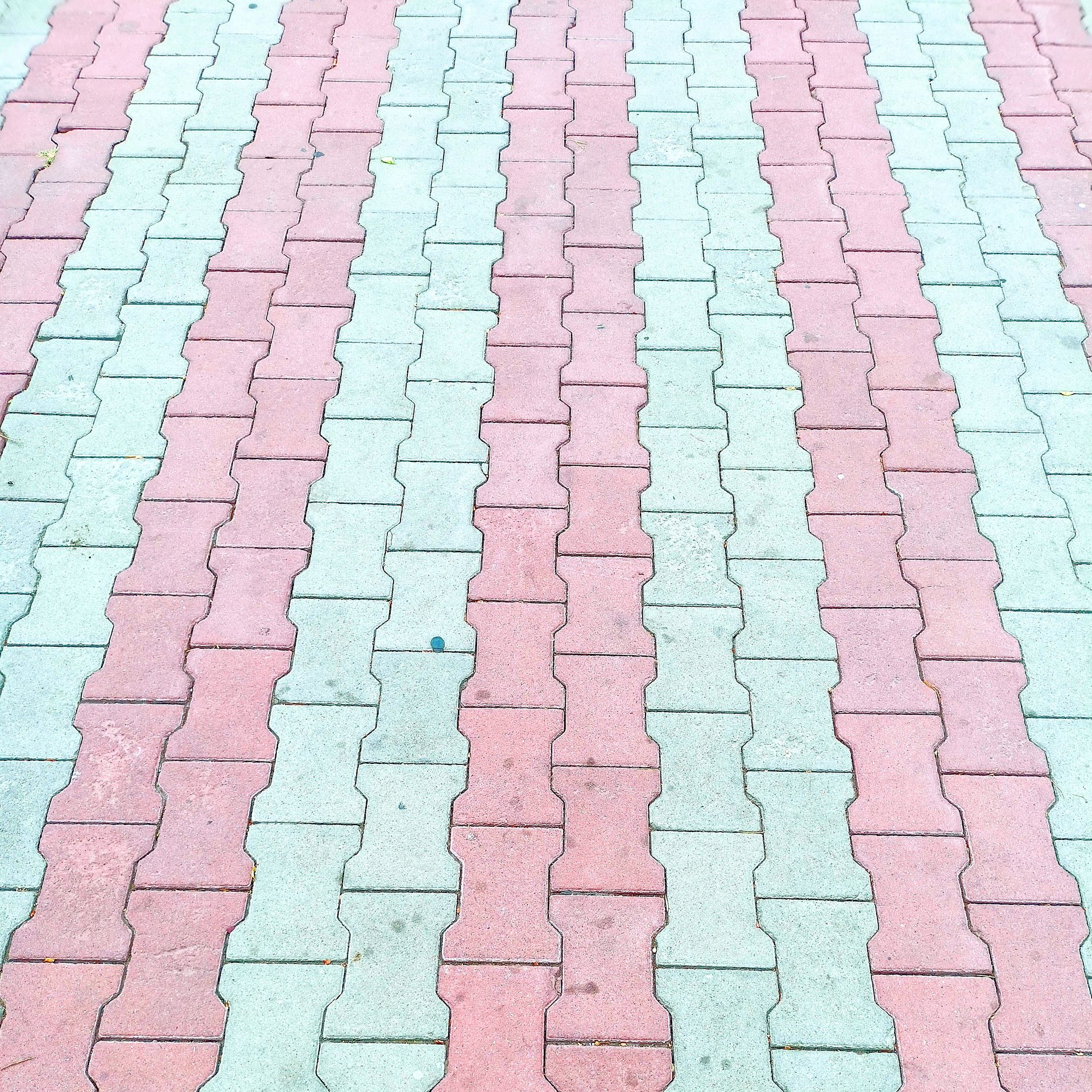 Des pavés rectangulaires gris et roses