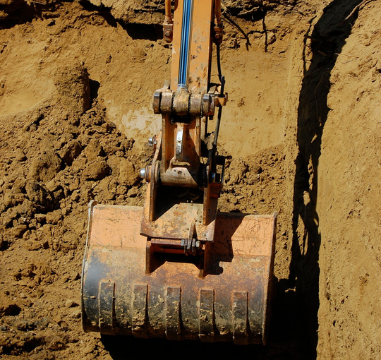 Un godet en train de creuser