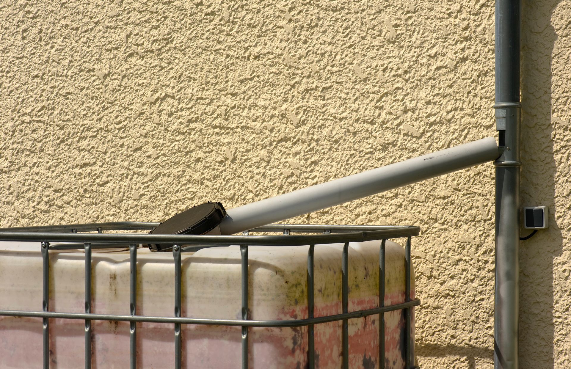 Une cuve raccordée à une descente de gouttière