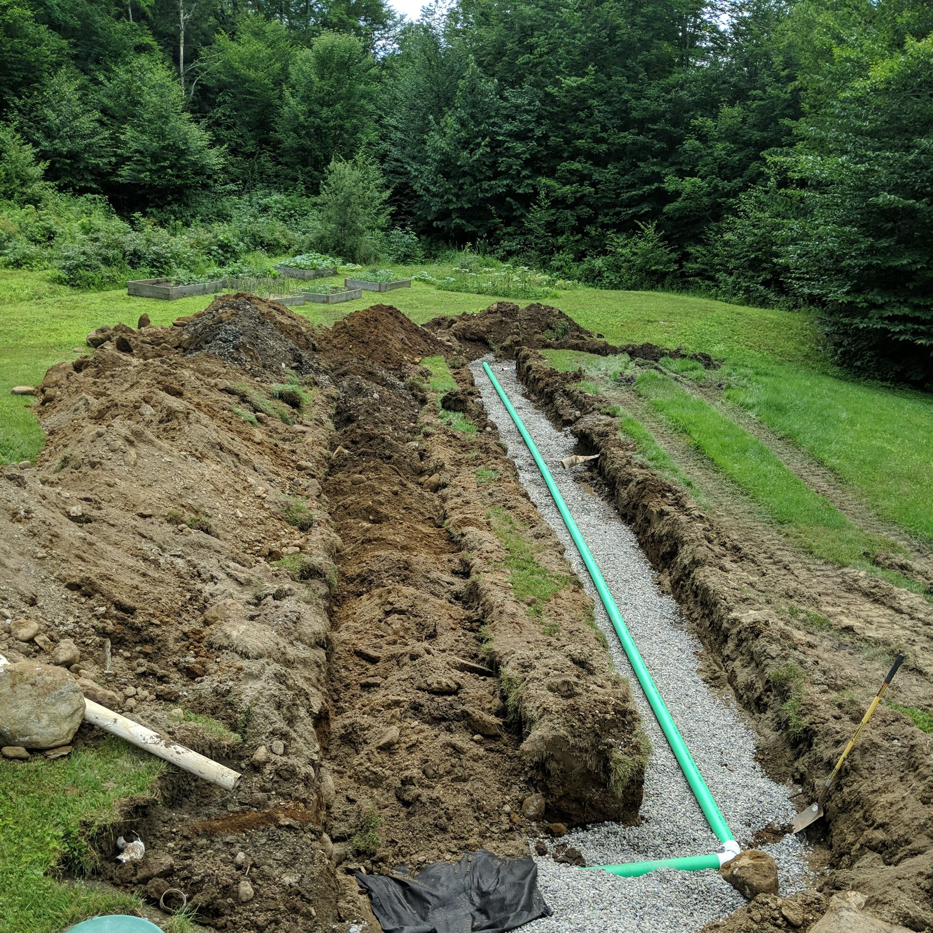 Un tuyau sur des graviers entouré de terre