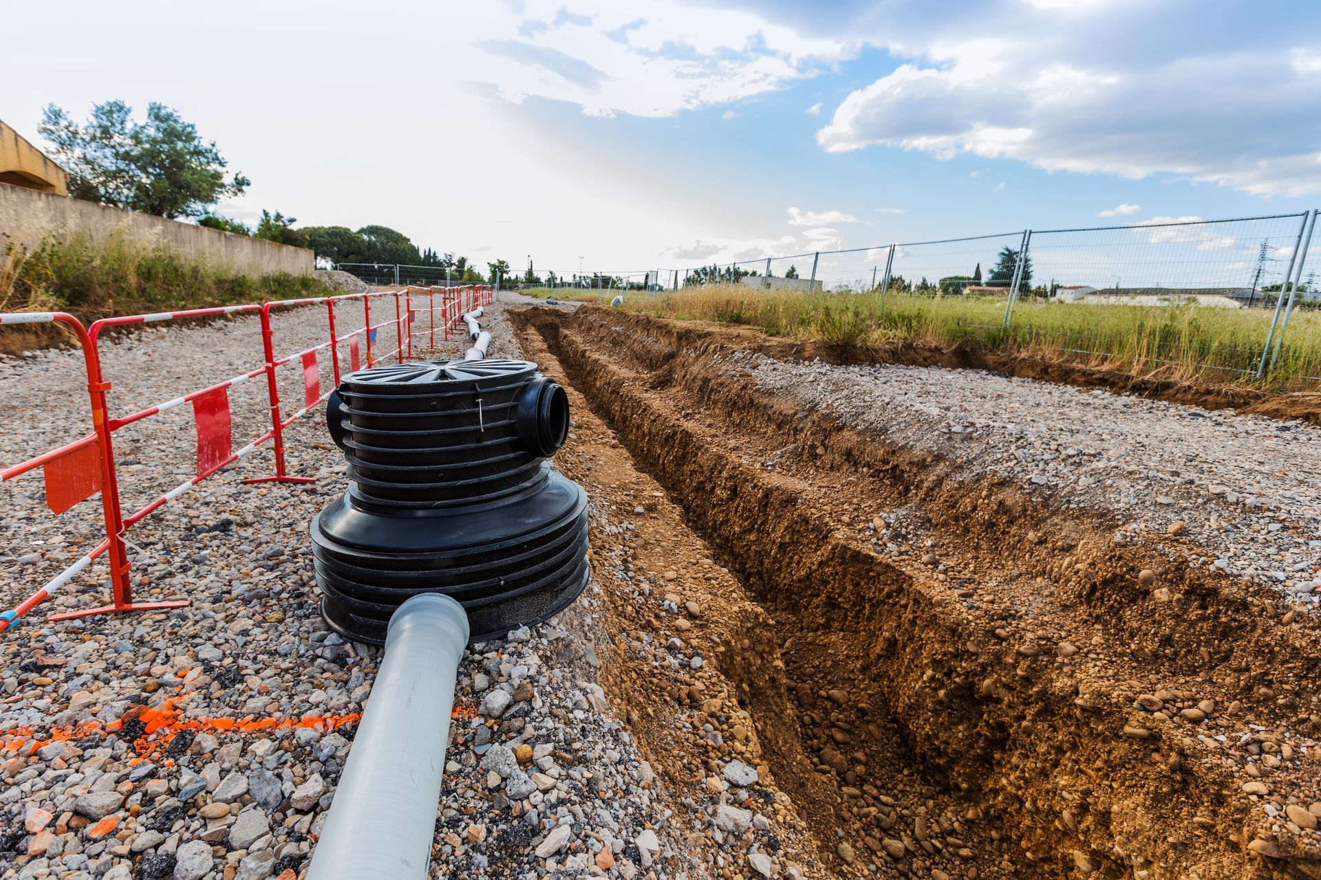 Un tuyau posé à côté d'une tranchée