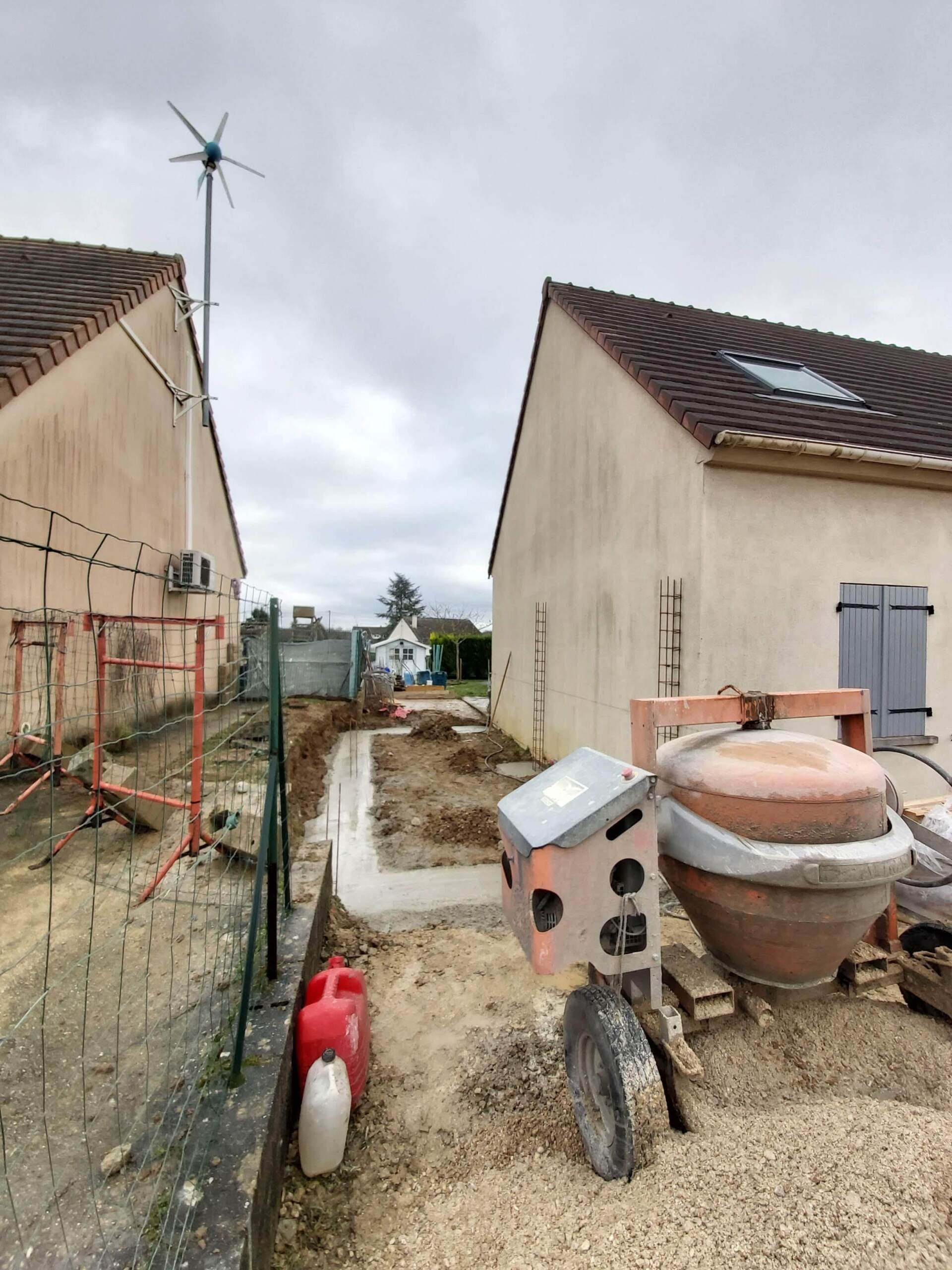Chantier d'aménagement extérieur pour une maison avec matériel de maçonnerie