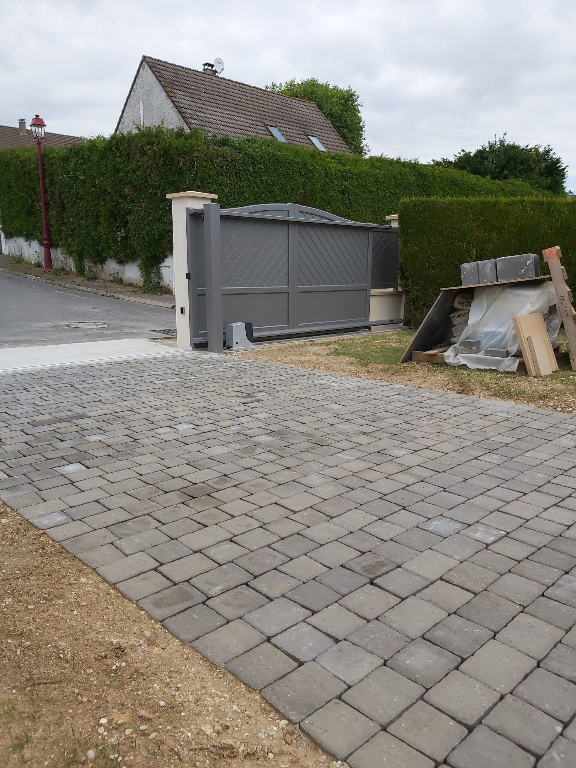 Pose de portail et allée pavée