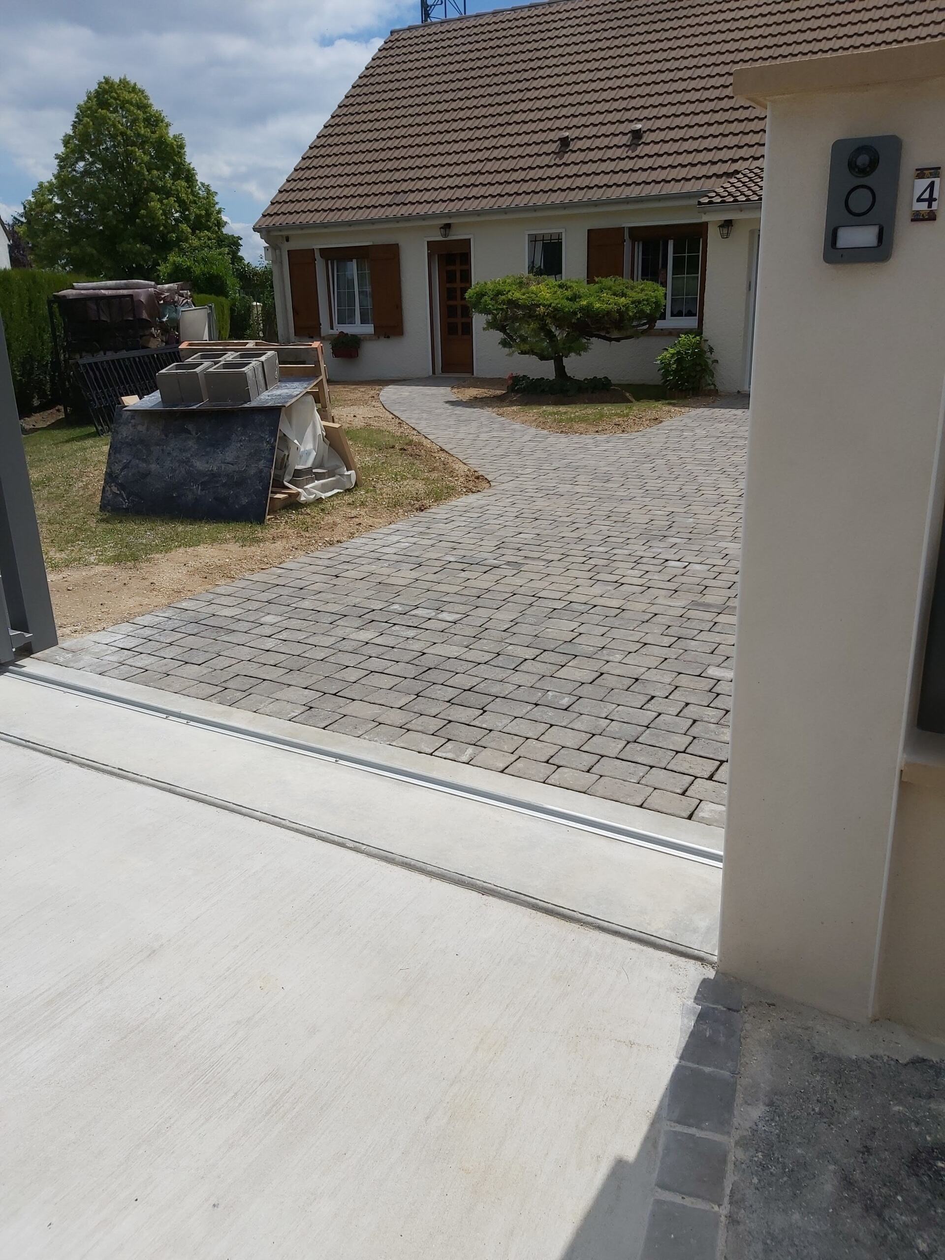 Accès piéton et véhicule léger avec pavés devant une maison