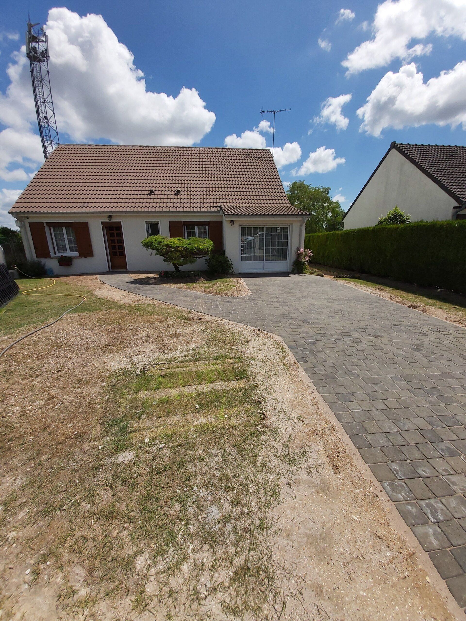 Pavillon avec une allée pavée