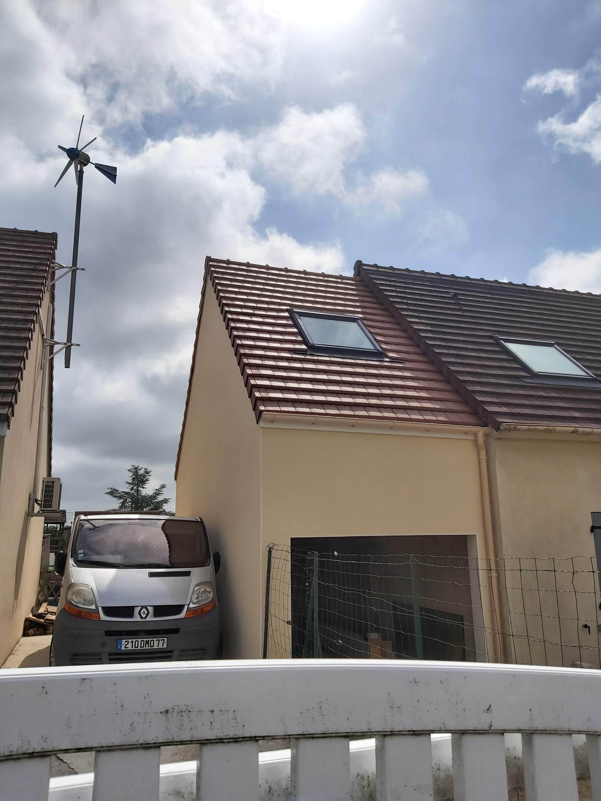 Garage ouvert avec des fenêtres de toit velux