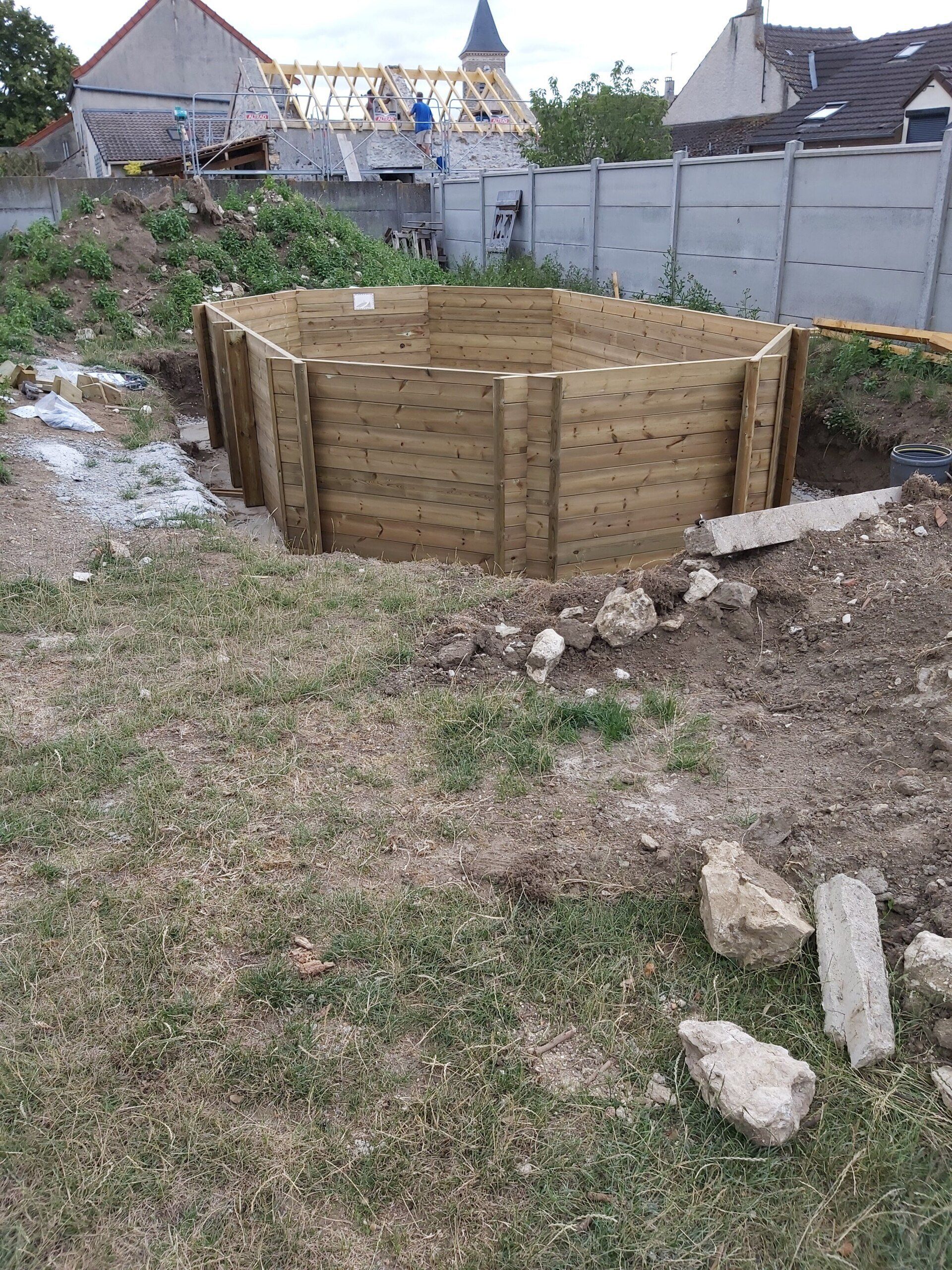 Installation d'une piscine en bois semi-enterrée