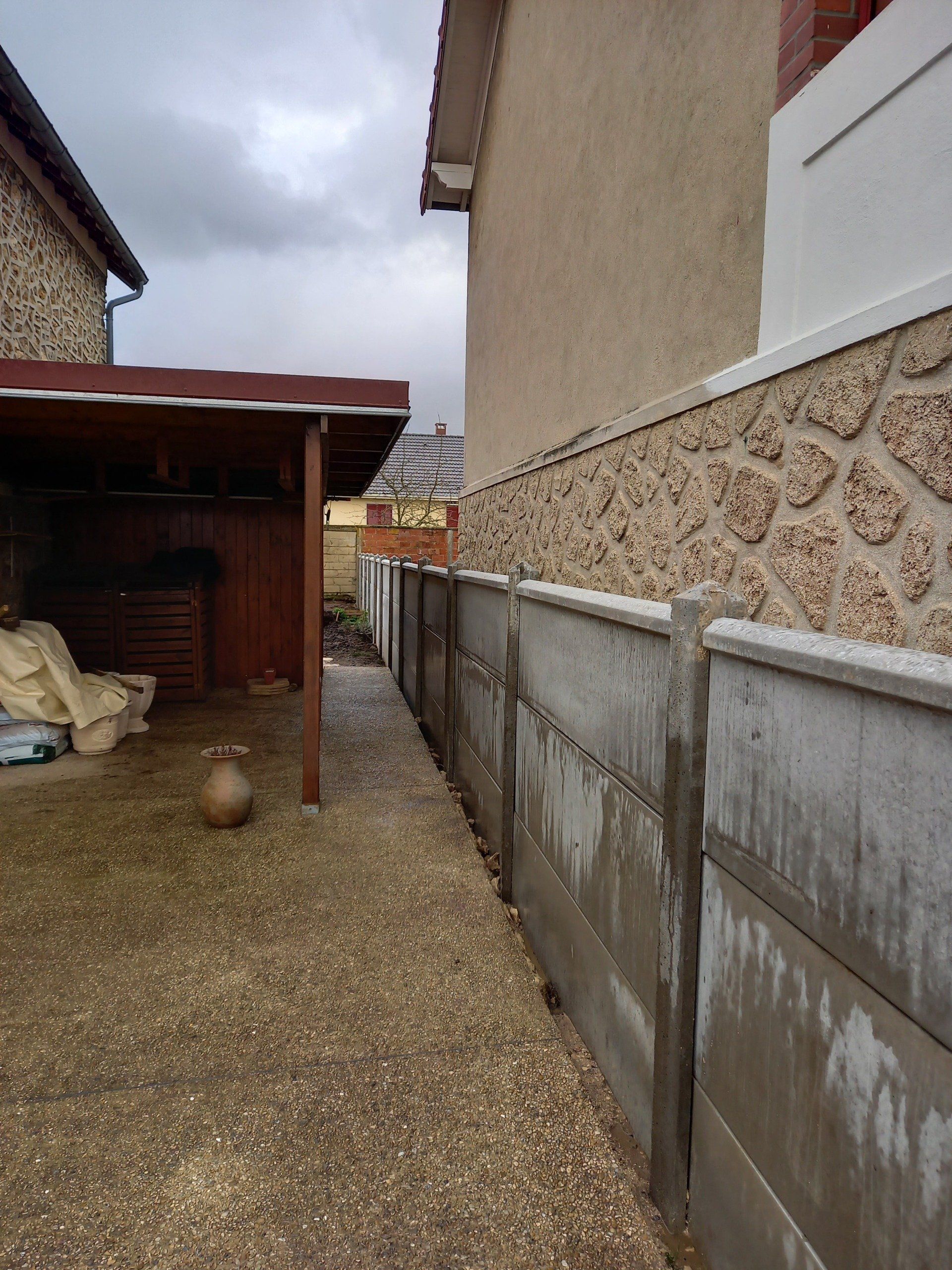 Pose de murs d'enceinte par plaque