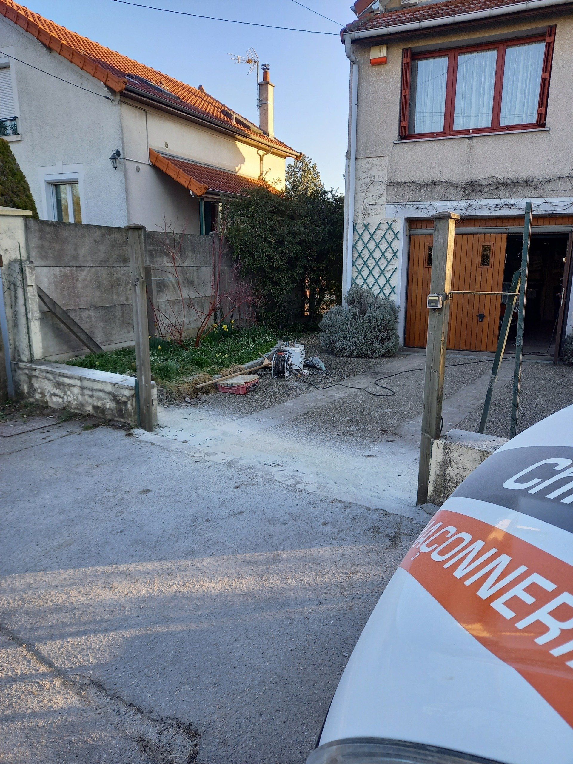 Maison de ville avec clôture en cours d'installation