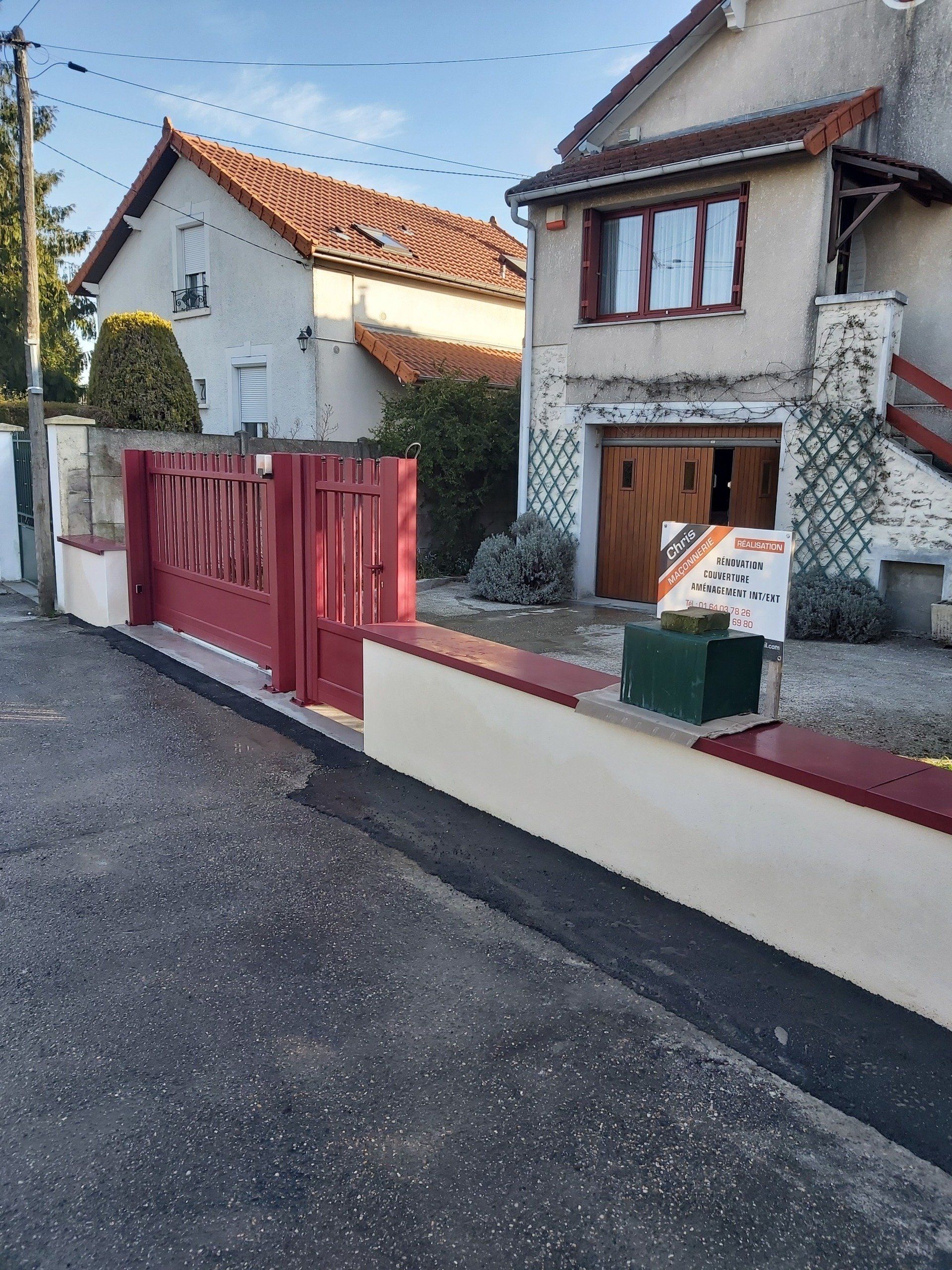 Maison de ville avec portail et portillon rouges